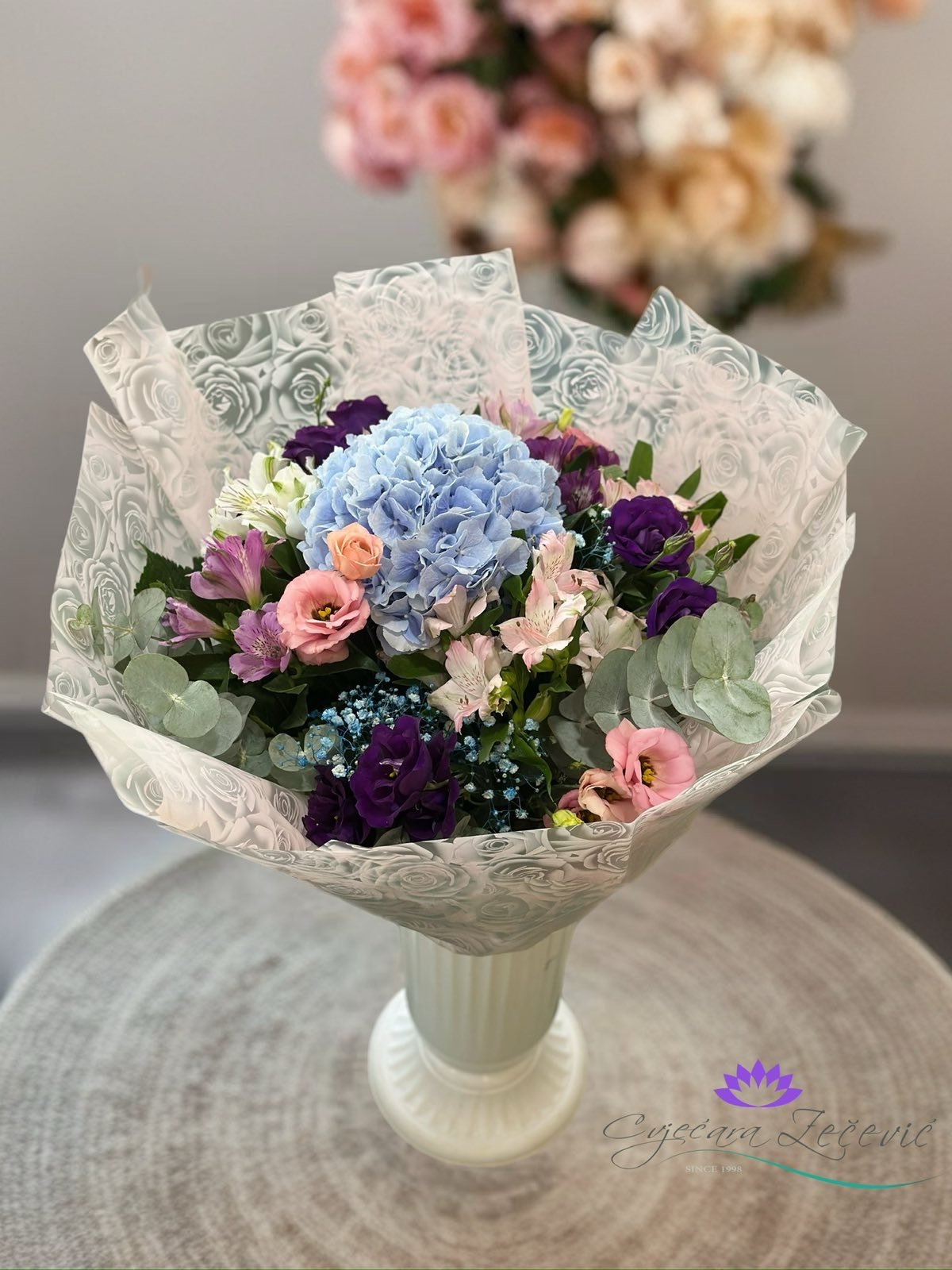 Buket sa hortenzijama, lizijantusom, eukaliptusom i dodatnim zelenilom