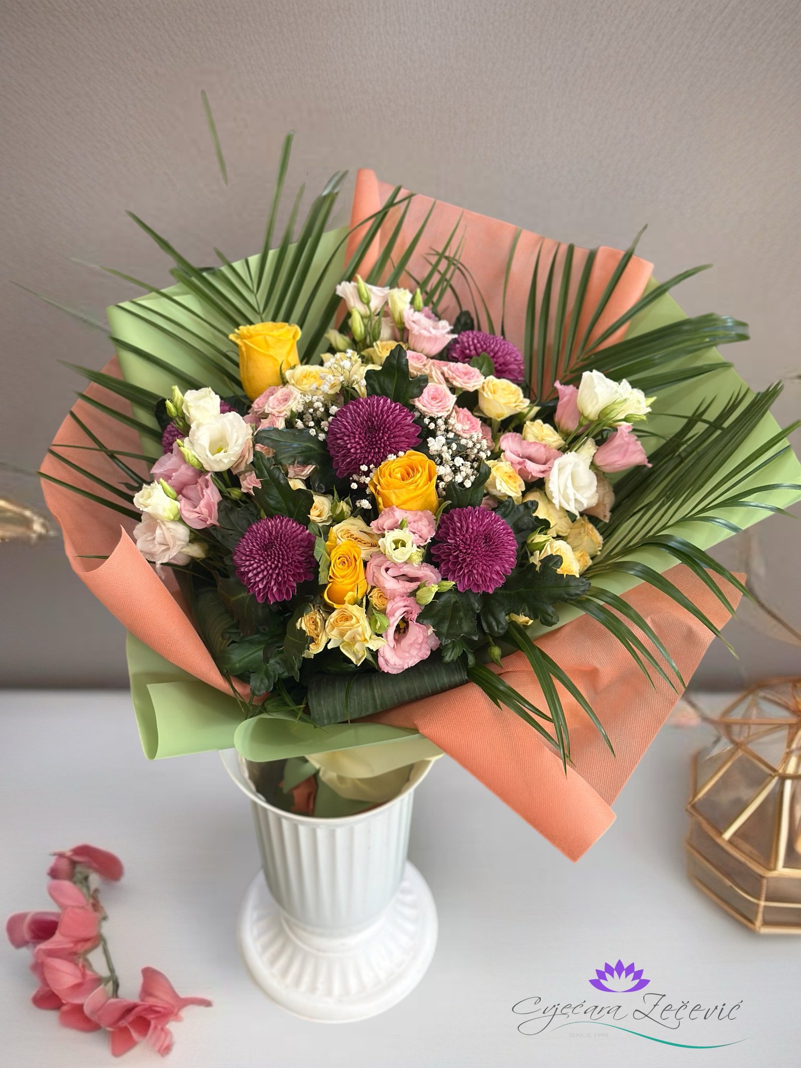 Šareni buket sa ruzama, lizijantusom, hrizantemama i zelenilom
