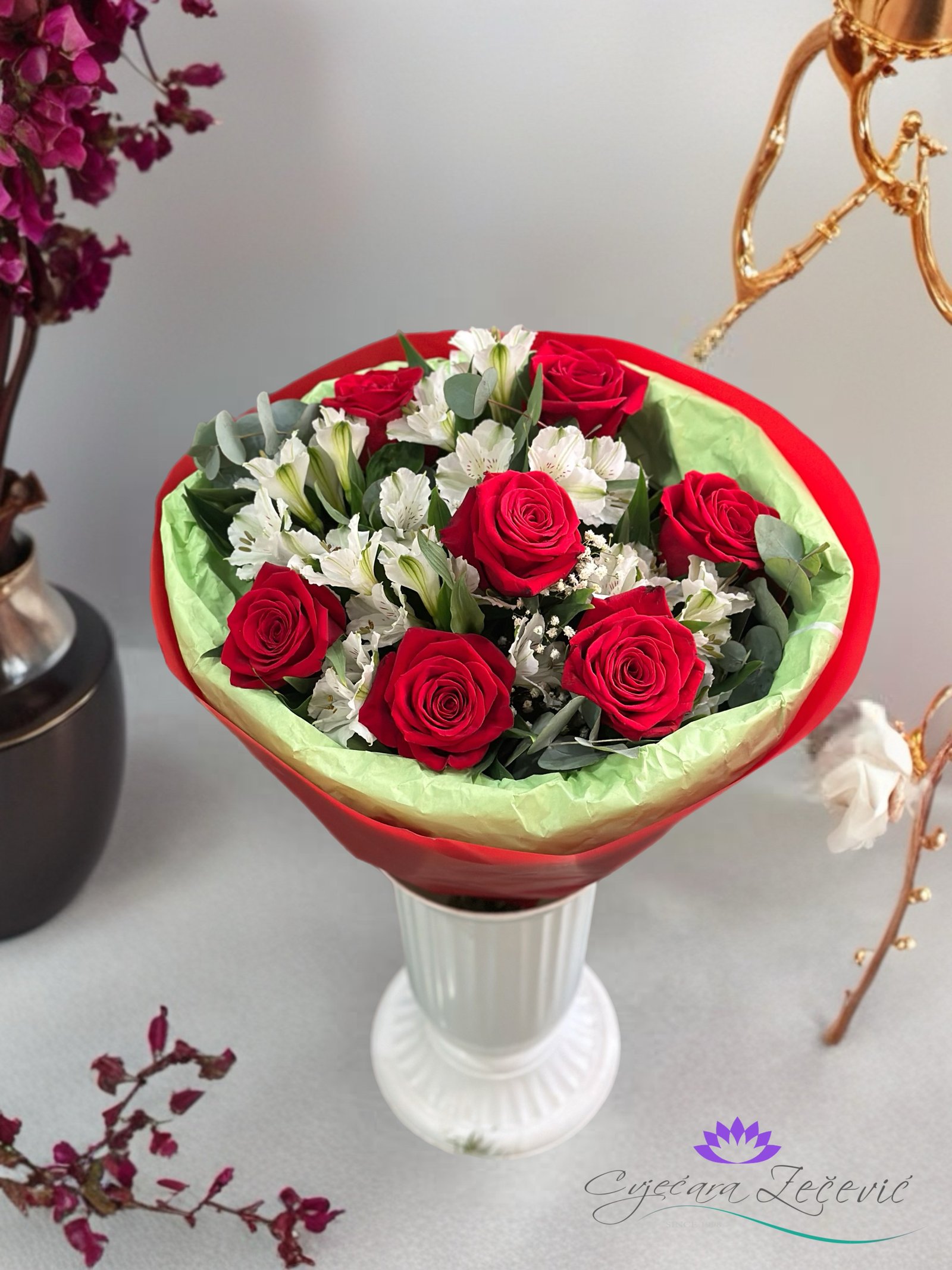 Buket sa crvenim ruzama i lizijantusom