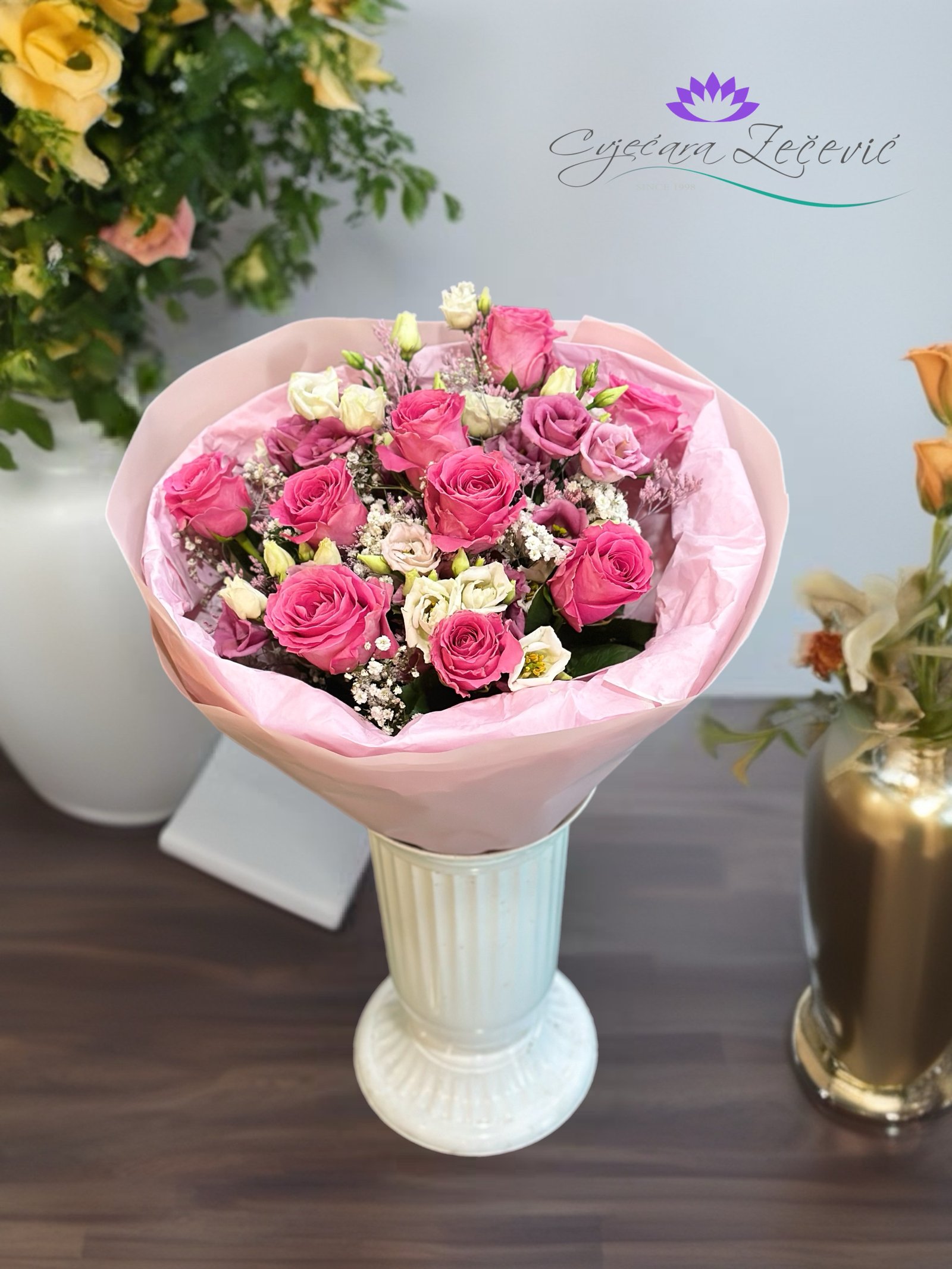 Buket sa roze ruzama i bijelim lizijantusom