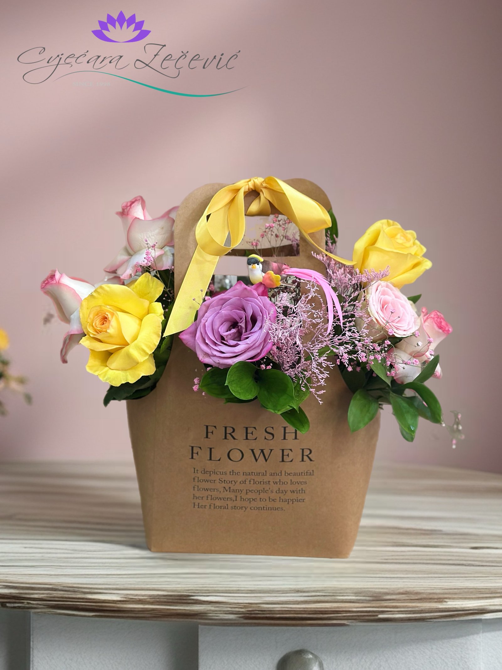 Aranzman sa ruzama u sarenim tonovima