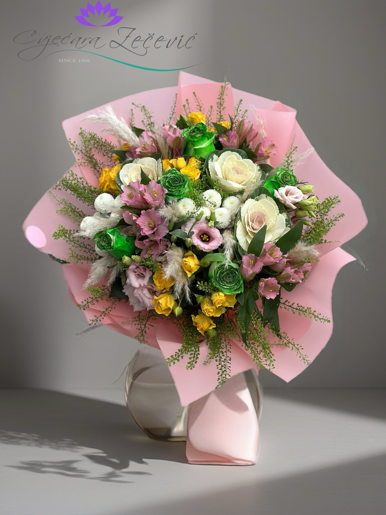 Buket sa ruzama i sezonskim cvijecem